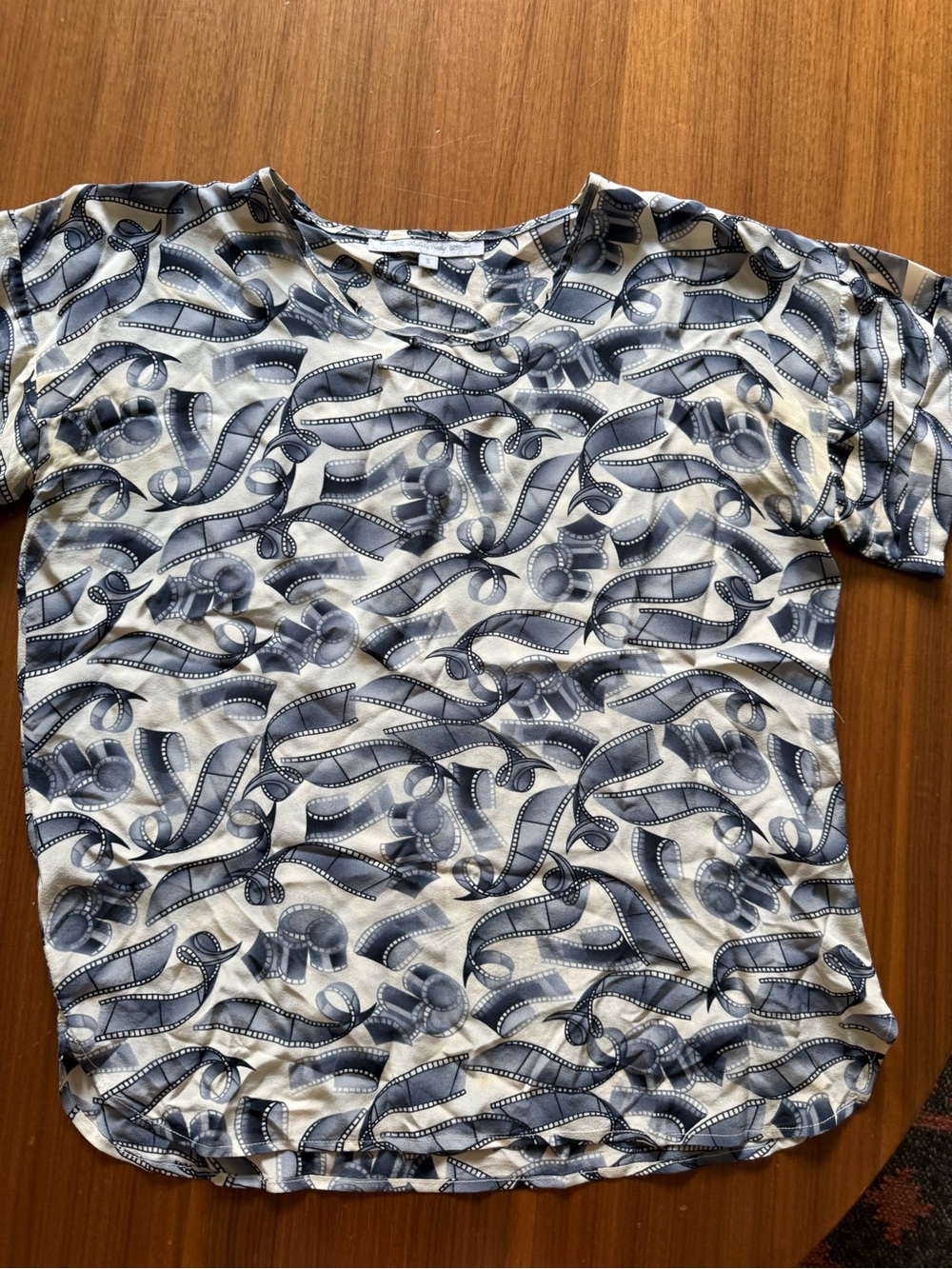 Short-Sleeve Silk Film Strip Printed Navy & White Blouse